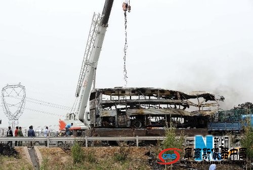 长深高速辽宁段发生特大车祸32人遇难21人伤