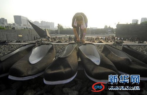 南京摆放6830双布鞋纪念在日遇害中国劳工