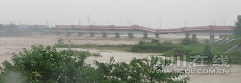 宝成线广汉境内桥垮塌 列车悬挂桥上(图)