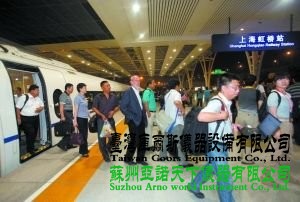 昨日,京沪高铁列车到达上海站,乘客陆续从车内走出。本报记者 郭铁流 摄