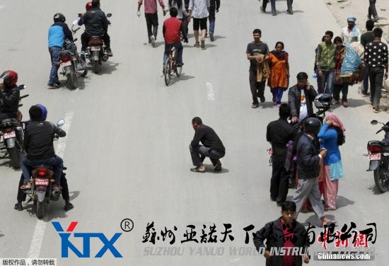 2015年4月26日,尼泊尔加德满都,尼泊尔大地震后余震不断,民众疏散。 视频:尼泊尔8.1级强震:博克拉地区航拍画面公布来源:央视新闻